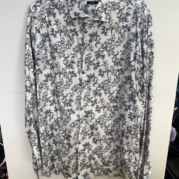 RW&CO. White and Blue Casual Button Down Shirt - Picture 1 of 3